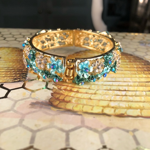 Butterfly bracelet - Picture 2 of 4